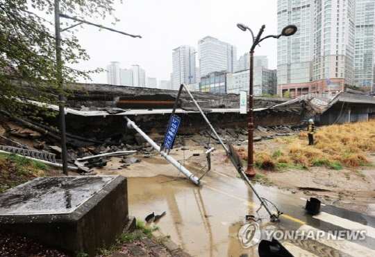 분당 정자동 교량 보행로 붕괴 모습. 사진 연합뉴스